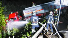 油罐车栽入深沟 消防员堵漏排险(图)