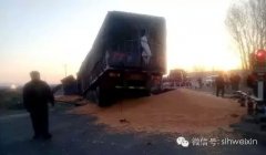 硬碰硬！杰狮与火车相撞