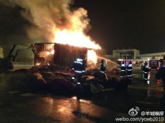 广州收费站附近载棉布货车爆炸 确认并非油罐车
