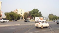 火车马上到眼前 多车猛抢过道口(图)