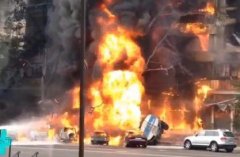 阿拉木图一油罐车爆炸起火 引燃附近八层高楼