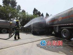 刘五店路口：两油罐车刮碰 燃油向外泄漏(图)