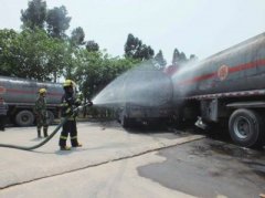 两油罐车刮擦油箱破裂 幸罐体内无油虚惊一场
