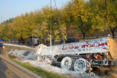 高清：北京油罐车侧翻 高速路附近堵成停车场