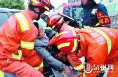 轿车撞上油罐车两人被困受重伤(图)