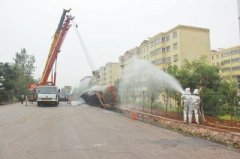 陕县油罐车侧翻漏油