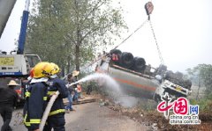 20吨汽油槽罐车侧翻泄漏 郴州消防11小时排除险情