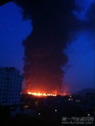 广州油罐车高速上泄露引发爆炸（组图）