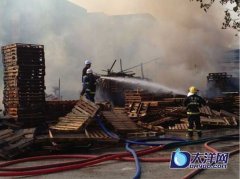 广州油罐车坠下高速公路引起爆炸(图)