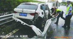宝马车撞上高速护栏 副驾女子左脚被削掉