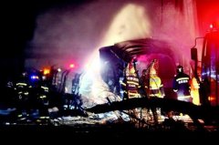 成温邛油罐车爆炸追踪：最危险时刻 消防队员爬
