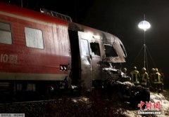 德国南部火车与卡车相撞 致2死4伤(图)