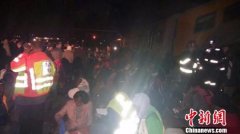 南非两列火车相撞造成至少150人受伤(图)
