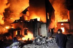 秭归一辆油罐车侧翻后爆炸 致5人遇难3人受伤