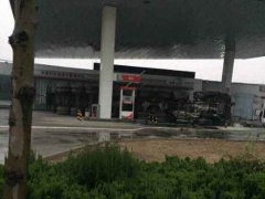 滨州无棣：大罐车侧翻砸进加油站 车载化学物质泄漏(组图)