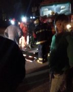 重庆一十字路口两车相撞 货车碾压轿车致一死一