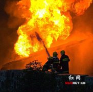满载30吨汽油的油罐车起火 消防官兵灭火堵住漏