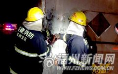 高速路上一油罐车被追尾 车子罐体破裂白油泄漏