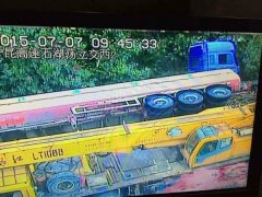 上海沪昆高速一槽罐车侧翻 部分化学品泄漏(图)