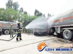 两辆油罐车相撞致燃油泄漏 消防官兵疏散附近居