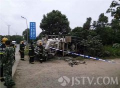 苏州一罐车侧翻压扁轿车 轿车内男子当场死亡