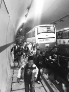 武汉游客成都遇连环车祸 近千人隧道里大逃亡