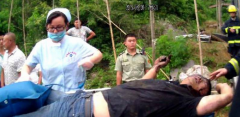 油罐车侧翻不停漏油 随时可能爆炸全力救司机