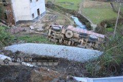 货车超载压垮路基翻下8米山坡 司机受伤被困(图