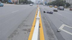 黄石3少年骑摩托车路上狂飙 撞上护栏一死两伤
