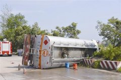 的士急刹车致后面罐车侧翻 司机受伤交通受堵
