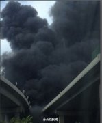 陕西西铜高速油罐车侧翻着火 现场浓烟滚滚