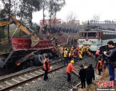 四川一货车与货运列车相撞致火车头出轨(图)
