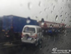 郑新黄河大桥油罐车侧翻 已用泡沫覆盖泄漏汽油