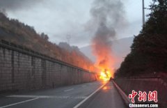 四川广元一油罐车起火爆炸 致3死1伤(组图)