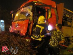 油罐车与重型货车相撞1人被困 湘潭岳塘消防紧急