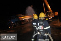 贵州丹寨：柴油罐车侧翻泄漏 消防紧急排险（图