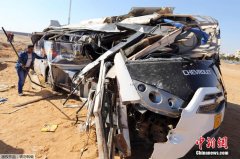 埃及一校车与火车相撞 致7人死亡24人受伤