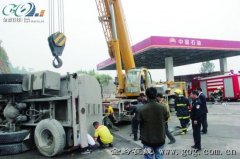 加油站旁，满载30吨油罐车侧翻(图)