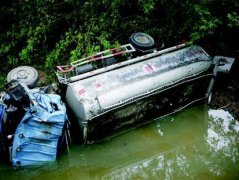 夷陵一油罐车翻下河 司机爬出驾驶室被救(图)