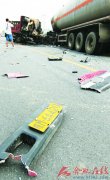 合蚌路大货车与油罐车相撞 30吨汽油引燃4人死亡