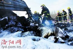 洛阳洛伊快速通道一油罐车侧翻起火 造成1人死亡
