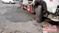 水泥罐车路口紧急避让侧翻 司机：没轧住人就好