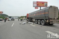 沈海高速福清段小车撞油罐车致一死三伤（图）