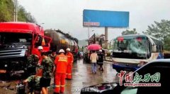 雨天路滑 赣县一客车撞上油罐车致7人受伤