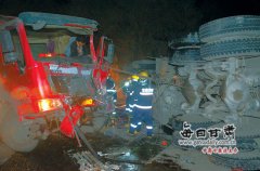 永登：两车相撞沥青罐车泄漏 消防紧急施救