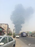 京开高速进京方向油罐车翻车起火