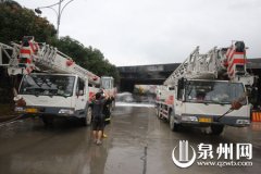 国道324线：油罐车侧翻着火（组图）