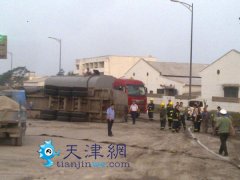 今日凌晨104国道一辆油罐车侧翻(组图)