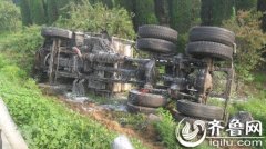 淄博：油罐车高速收费站附近泄漏 车头翻进路边沟内
