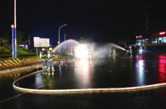 高水路一油罐车侧翻泄漏 多部门冒雨7小时成功处置